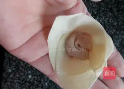 Illustration of how to make fresh meat and water chestnut wontons 9