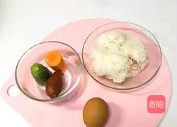 Illustration of how to make red sausage fried rice 1