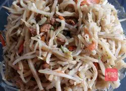 Illustration of how to make braised bean sprouts and shredded pork cakes 8