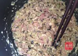 Illustration of how to make pork, fungus and cabbage dumplings 2