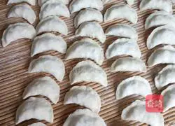 Illustration of how to make vegetarian dumplings 4