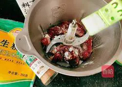 Illustration of how to make beef brisket and chive buns 8