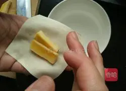 Illustration of how to make crispy banana wontons 3