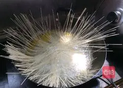 Illustration of how to make ham noodles 3