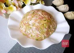 Illustration of how to make zucchini, pork and green onion dumpling stuffing 10