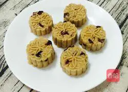 Illustration of making lotus seed mud rose cake 16