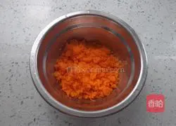 Illustration of how to make salad rice, carrot and egg pancake 3