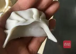 Illustration of how to wrap crescent dumplings 8