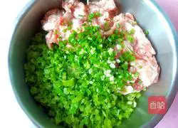 Illustration of how to make celery and pork buns 4