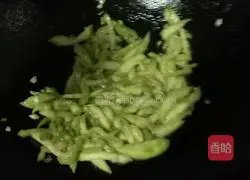 Illustration of how to make fried noodles with shredded eggplant 7