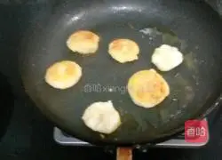 Illustration of how to make pan-fried potato cake 11