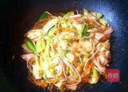 Illustration of how to make stir-fried noodles with mixed vegetables 9