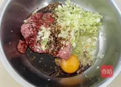 Illustration of how to make fresh meat wontons 1