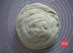 Illustration of how to make steamed scallion pancakes with knife 11