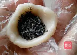 Illustration of how to eat dry glutinous rice balls 9