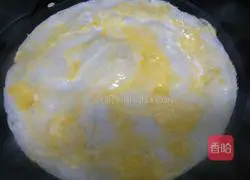 Illustration of how to make shredded potato and egg burritos 13