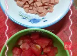 Illustration of how to make tomato, ham and egg fried rice 1