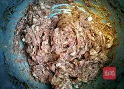 Illustration of how to make lotus root and pork dumpling stuffing 5