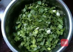 Illustration of how to make shrimp, pork and vegetable fried rice 3