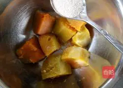 Illustration of how to make milk-flavored pumpkin steamed buns 2