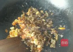 Illustration of how to make braised golden steamed buns 7