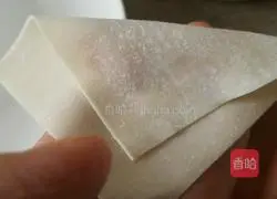 Illustration of how to make three fresh shrimp wontons 9