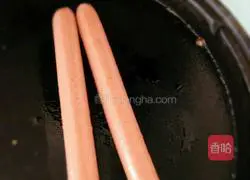 Illustration of how to roll ham sausage with carrot and egg pancake 5