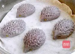Illustration of how to make black rice noodles little hedgehog steamed buns 12