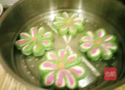 Illustration of how to make plum blossom steamed buns 13