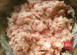 Illustration of how to make mushroom, carrot and pork dumplings 2