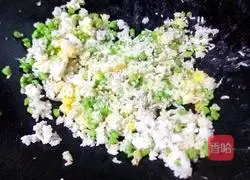 Illustration of how to make fried rice with beans and eggs 10