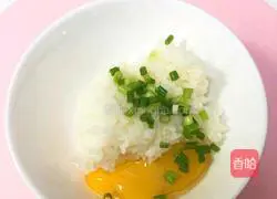 Illustration of how to make red sausage fried rice 2