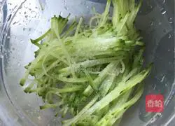 Illustration of how to make shredded radish and shrimp egg pancake 2