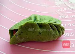 Illustration of how to make Liuye dumplings 9