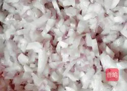 Illustration of how to make onion, carrot and pork dumplings 1