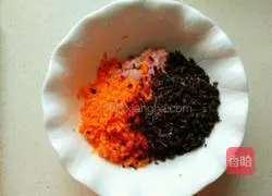 Illustration of how to make carrot and fungus lean meat dumplings 4