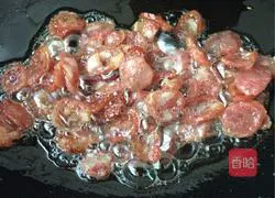 Illustration of how to make sausage and egg fried rice 2