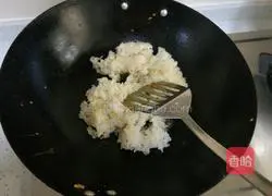 Illustration of how to make carrot and egg fried rice 7