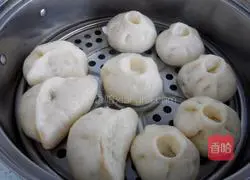 Illustration of how to make soft Longli fish and celery buns 9