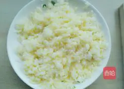 Illustration of how to make salted egg fried rice 2