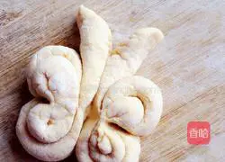 Illustration of how to make pumpkin butterfly steamed buns 9