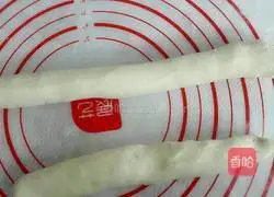 Illustration of how to make pork and parsley stuffed dumplings 5