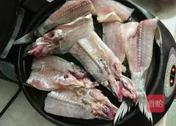 Illustration of how to grill fish in a 5-minute pan 2