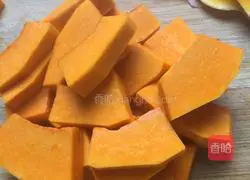 Illustration of how to make pumpkin steamed buns 1