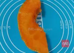 Illustration of how to make pumpkin and chrysanthemum steamed buns 1