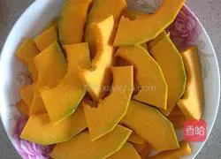 Illustration of how to make pumpkin and rose steamed buns 1