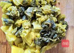 Illustration of how to make sauerkraut, braised pork and jerky noodles 9