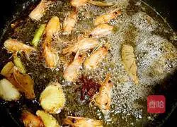 Illustration of making homemade shrimp oil (shrimp meat for dumpling stuffing, waste shrimp heads for shrimp oil)