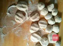 Illustration of how to make cabbage and shrimp dumplings 10