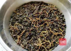 Illustration of how to make purslane pork skin bun stuffing 1